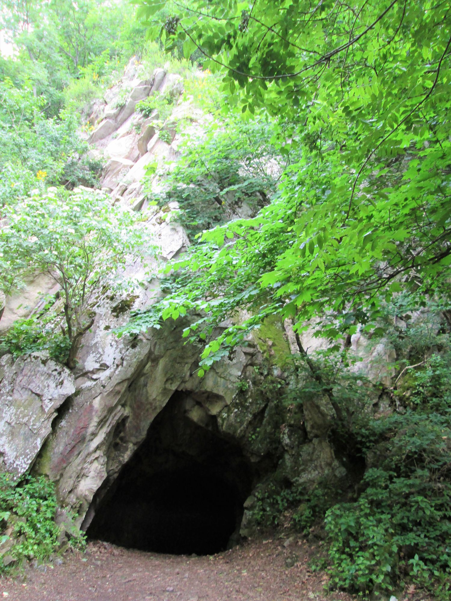 Железноводск пещера. Пещера Развалка Железноводск. Пещера вечной мерзлоты в Железноводске. Гора Развалка пещера вечной мерзлоты. Грот вечной мерзлоты в Железноводске.
