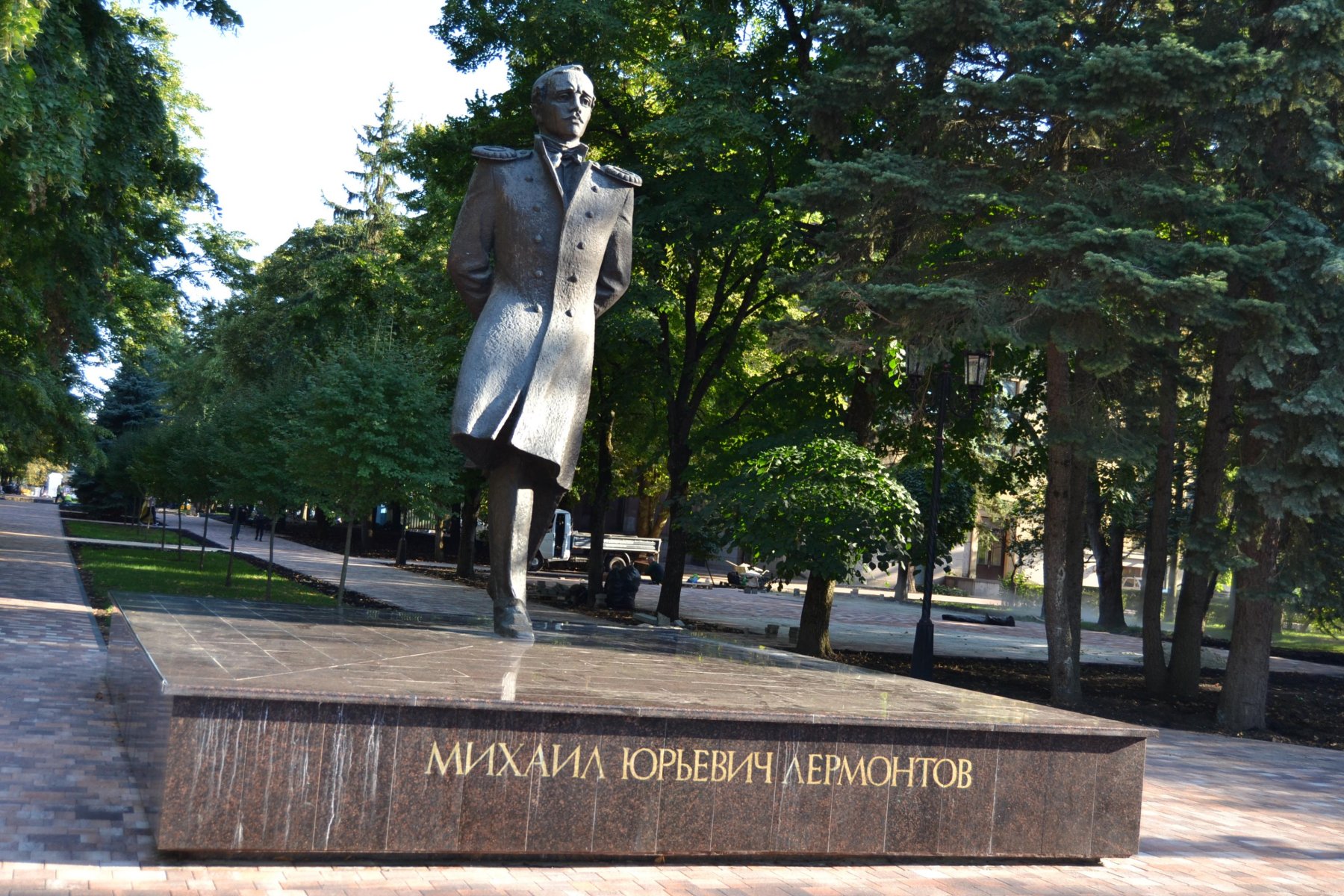 памятник лермонтову в москве
